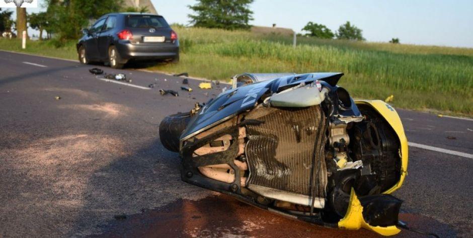 Motocykl rozpadł się na części po zderzeniu z samochodem