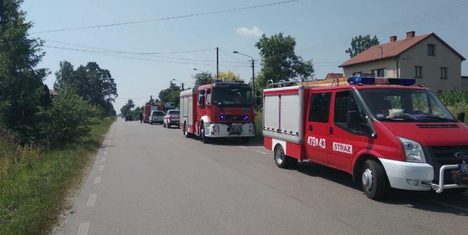 2-latek uwięziony pod samochodem