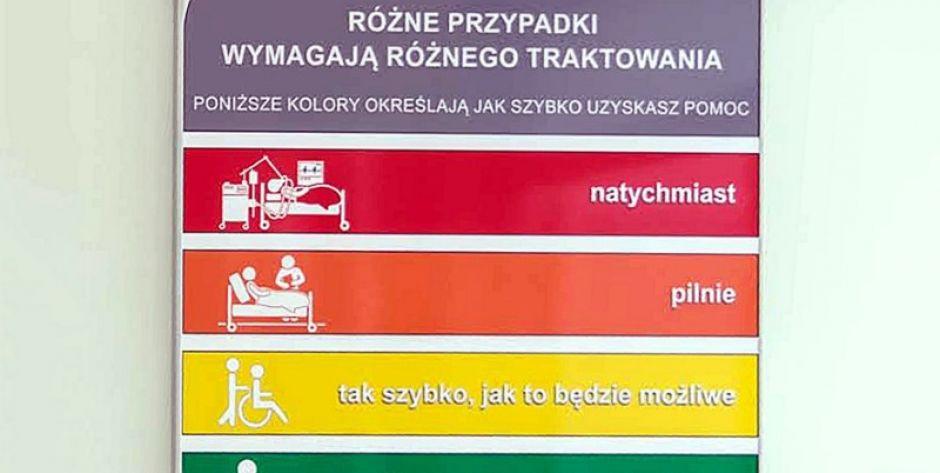 A pan doktor siedzi rozparty 