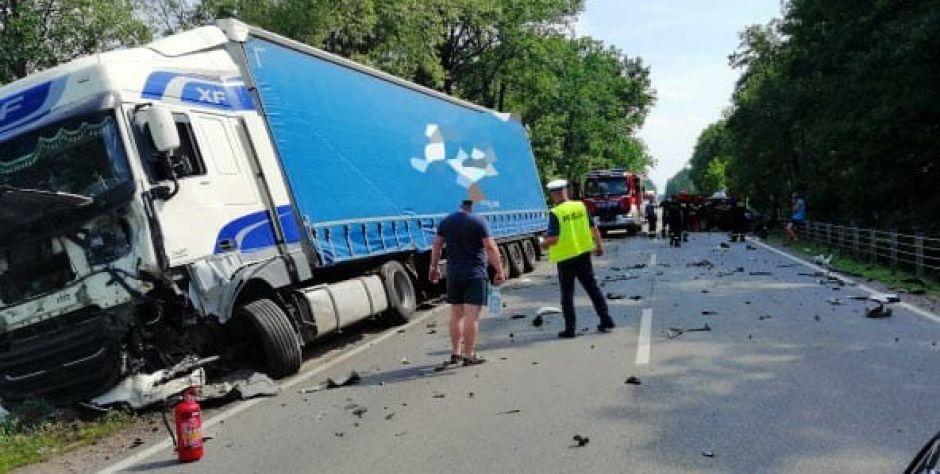 Zderzenie osobówki z ciężarówką na DK50. Jedna osoba nie żyje!