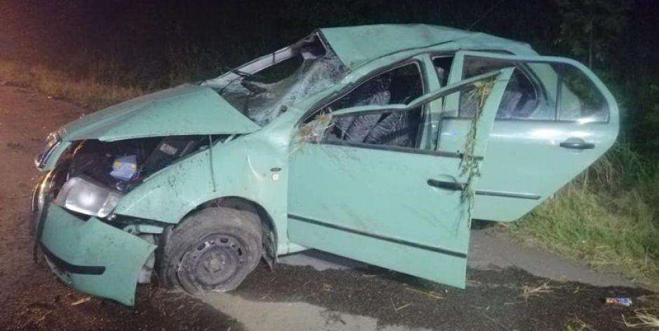 Dachowanie skody. Młody mężczyzna przetransportowany śmigłowcem do szpitala (aktualizacja)