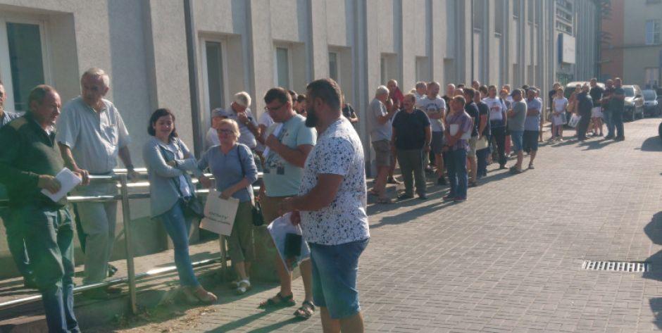 Kolejka przed siedleckim PGE zaczęła się tworzyć przed 7.00 Podajemy godziny otwarcia
