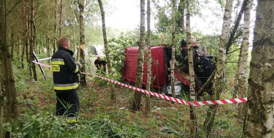 Wypadek dostawczego busa. Kierowca przetransportowany śmigłowcem do szpitala