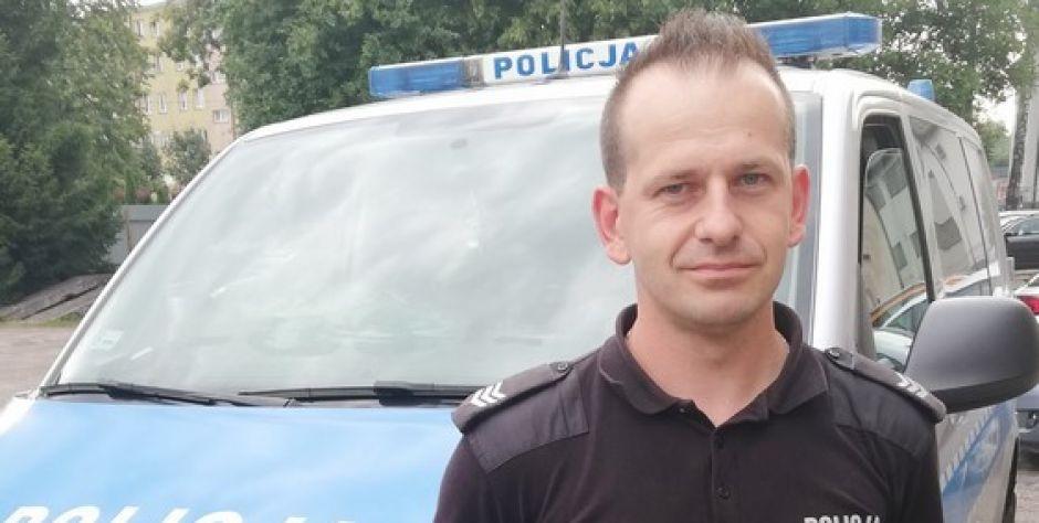 Pożar samochodu kierowanego przez kobietę w ciąży. Pomógł jej policjant