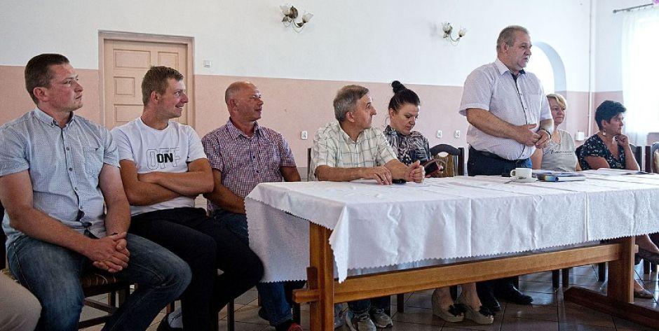 A szczury gęsiego asfaltem chodzą