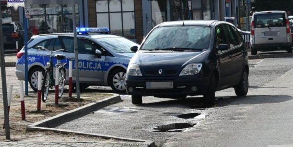 Uderzył rowerzystę, otwierając drzwi samochodu. 64-latek trafił do szpitala