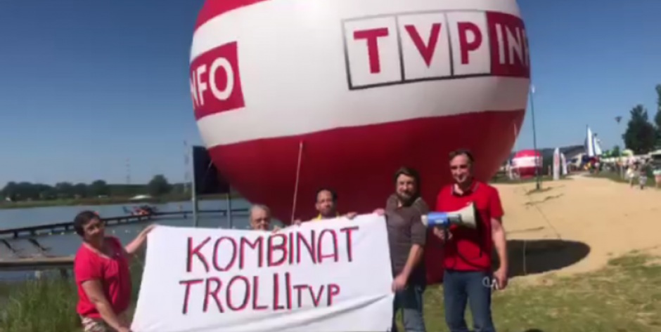 Z transparentem o trollach przy balonie TVP