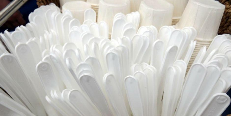 Plastikowe kieliszki niezastąpione na imprezach plenerowych