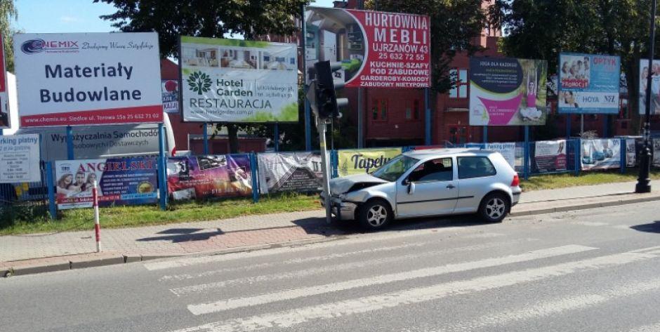 Na Wojskowej w Siedlcach volkswagen zderzył się ze skodą, a następnie uderzył w sygnalizację świetlną