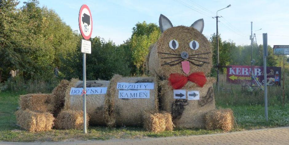 Słomiany kot witacz zaprasza na dożynki