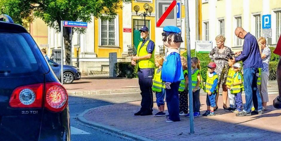 Policjanci u przedszkolaków z „6”