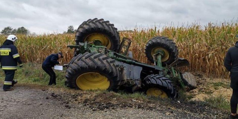 Traktor przewrócił się na dach