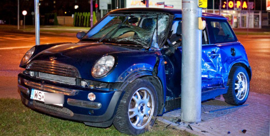 Zderzenie na skrzyżowaniu w Siedlcach. Dwie osoby trafiły do szpitala