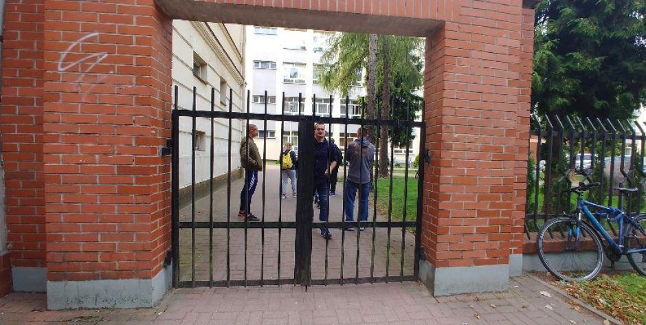 Uczniowie „Elektryka” chcą protestować przeciwko zamknięciu bram parku – Władze szkoły im zabraniają 