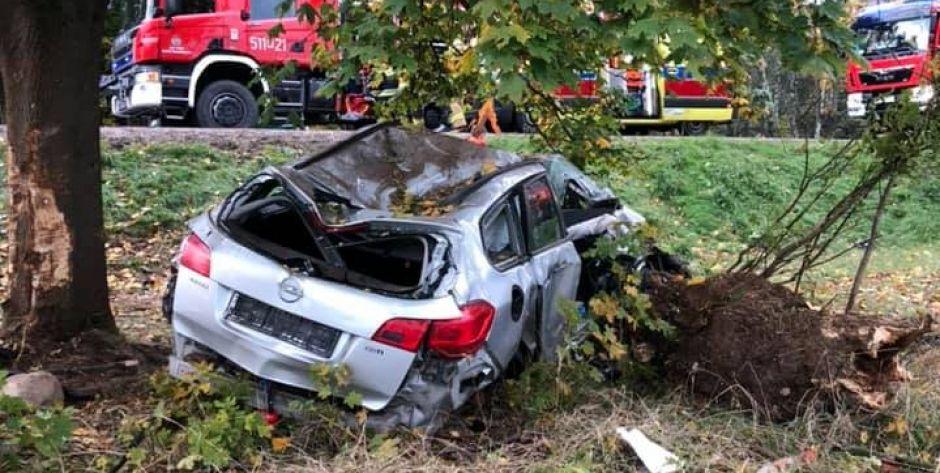 Śmiertelny wypadek na DK2 - Opel uderzył w drzewo (aktualizacja)
