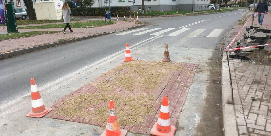 Wykonują próg zwalniający na ulicy Zbrojnej w Siedlcach