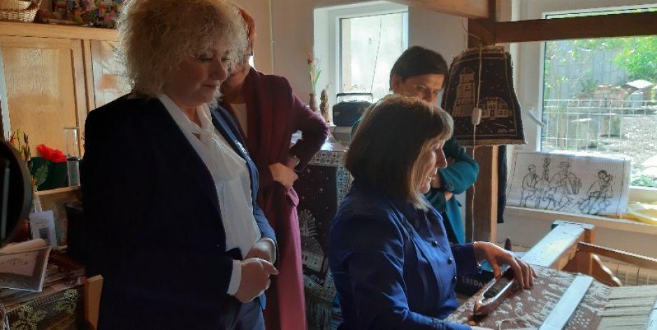 Pani premier przy krosnach