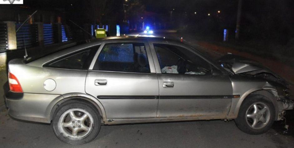 Po pijaku kierował samochodem – Uderzył w ogrodzenie i wyleciał z auta