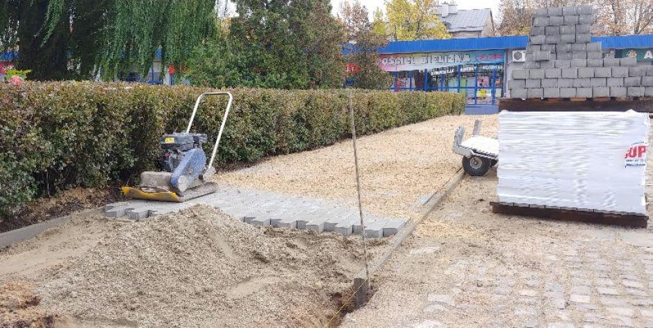 Kładą kostkę brukową na Placu Sikorskiego – Na remont generalny trzeba jeszcze poczekać