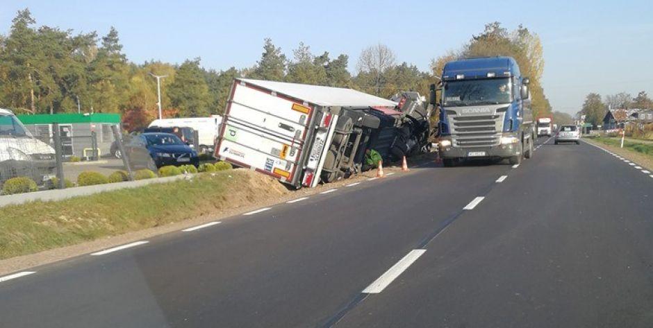 Tir w rowie! Droga zablokowana!