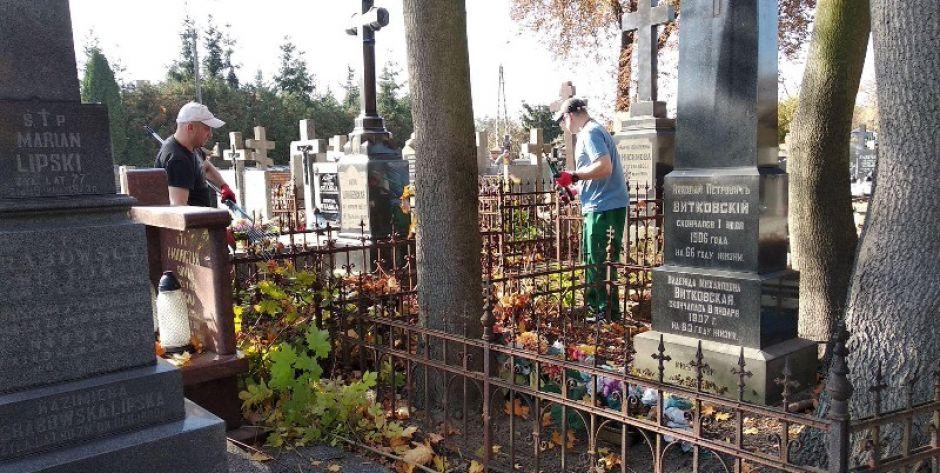 Więźniowie porządkowali groby, których nikt już nie odwiedza