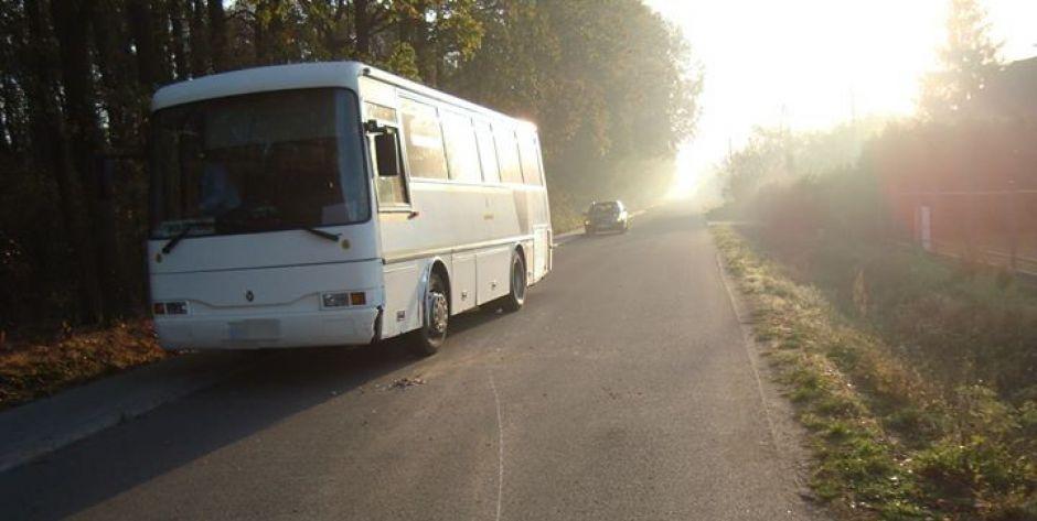 Czołowe zderzenie „osobówki” z autobusem 