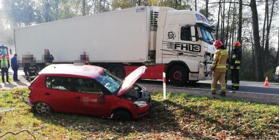 Ciężarówka uderzyła w tył skody. Utrudnienia na DK63!