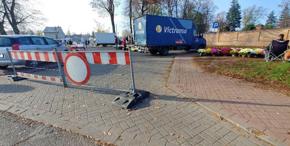 Czy osoba niepełnosprawna zaparkuje przy cmentarzu? 