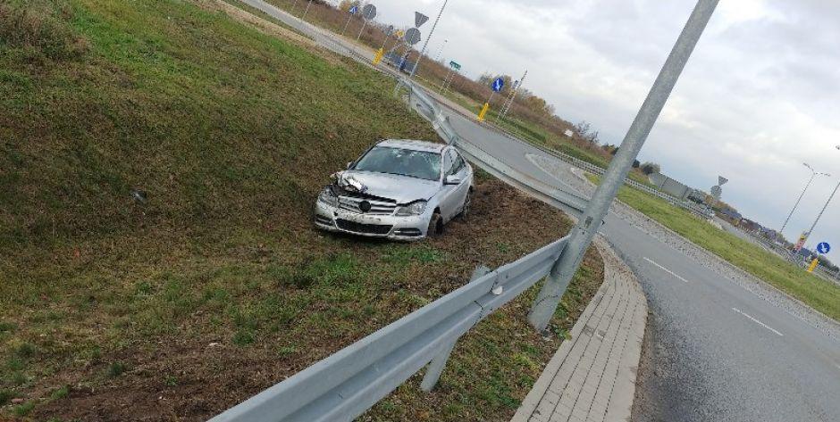 Niemiec dachował mercedesem w Kosowie Lackim