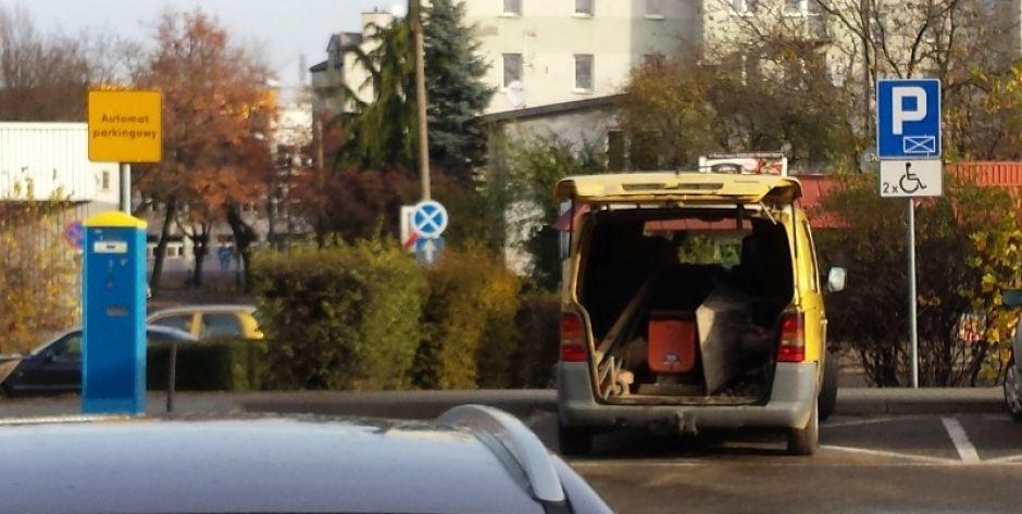 Parkowanie na miejscu dla niepełnosprawnych