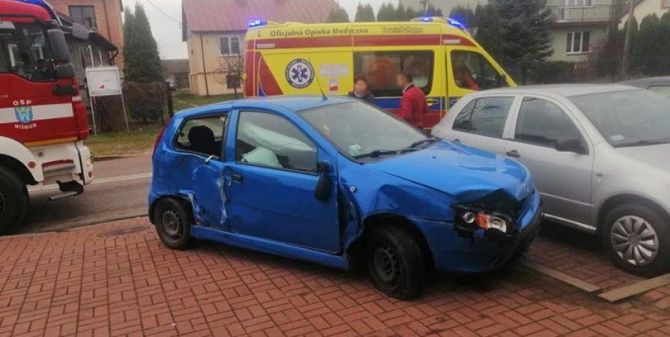 Zderzenie samochodu osobowego z ciężarowym w Wiśniewie