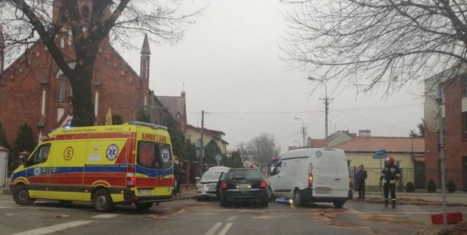 Zderzyły się 3 pojazdy. 4 osoby przewiezione do szpitala