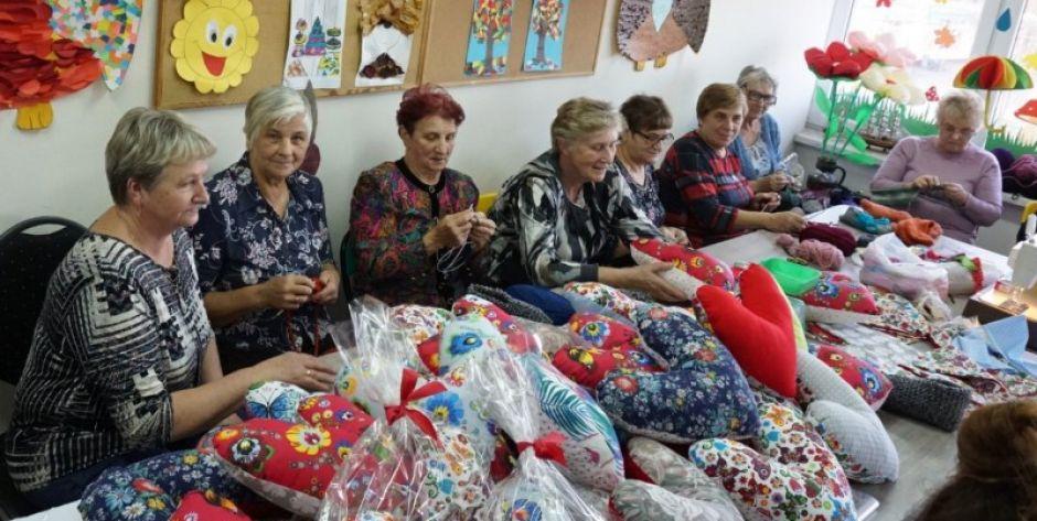 Żwawe babki z Mokobód szyją poduszki dla kobiet po mastektomii 