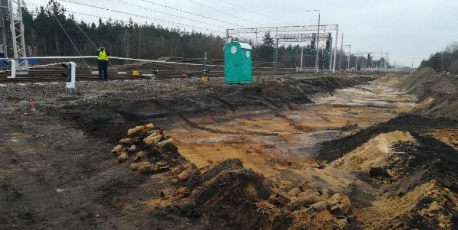 Przy torach znaleziono składowisko niewybuchów – Będzie wstrzymanie ruchu pociągów