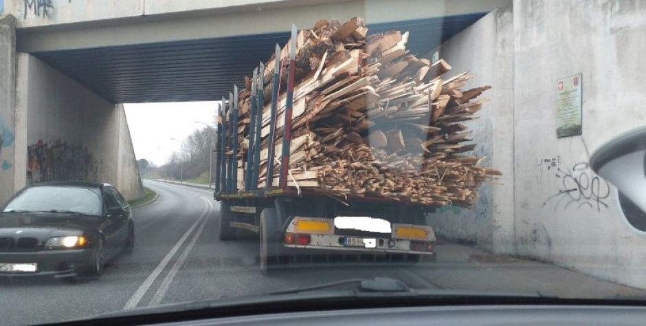 Utrudnienia na Kaczorowskiego - Ciężarówka blokuje ruch