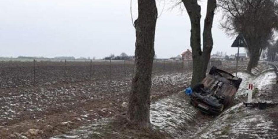 Pijany zasnął i dachował 