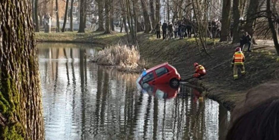 Matiz stoczył się do stawu w mińskim parku