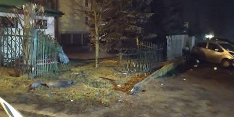 Samochód staranował ogrodzenie osiedla przy Daszyńskiego. Kierował policjant?