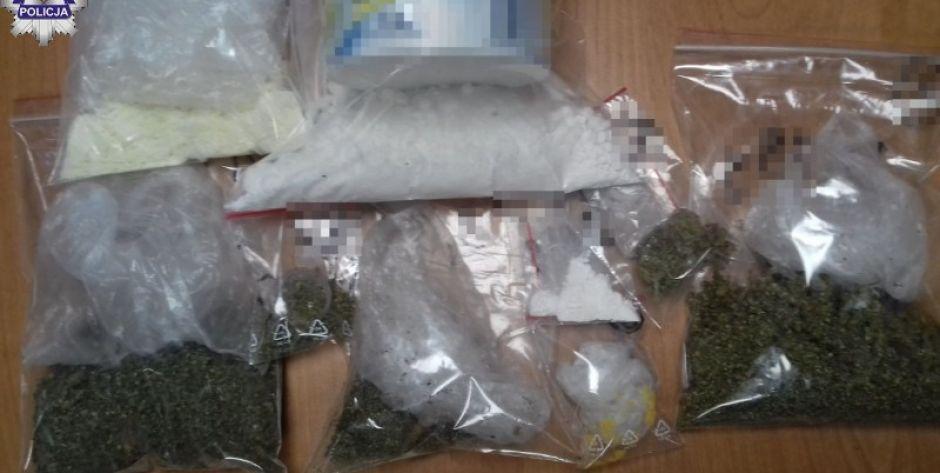 Amfetamina, marihuana, mefedron i haszysz w domu 23-latka