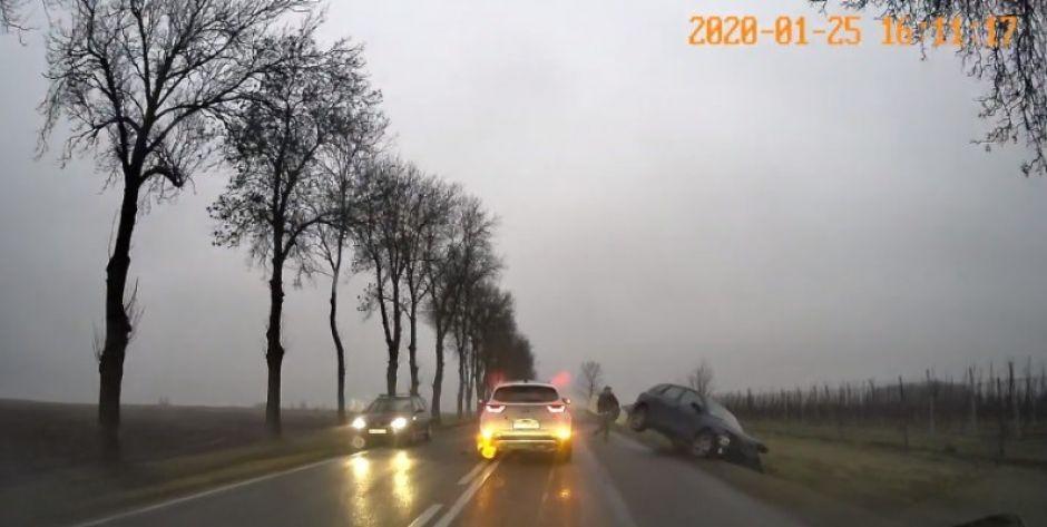 Samochody w rowie na trasie Suchożebry – Podnieśno