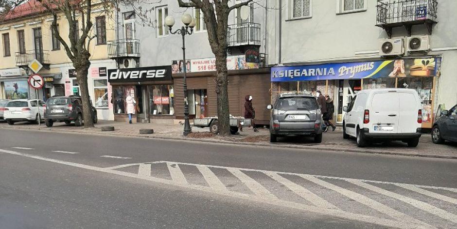 Zastawianie miejsc parkingowych oponami