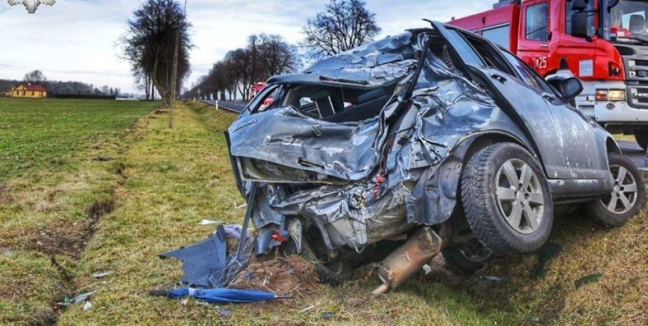 Zderzenie ciężarówki z osobówką. Śmigłowiec przetransportował 35-latkę do szpitala