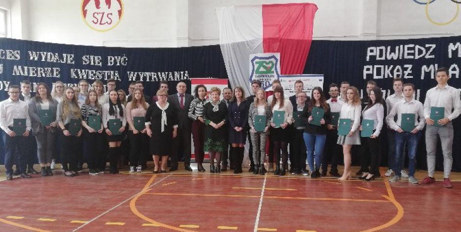 Stypendia marszałka dla najlepszych uczniów
