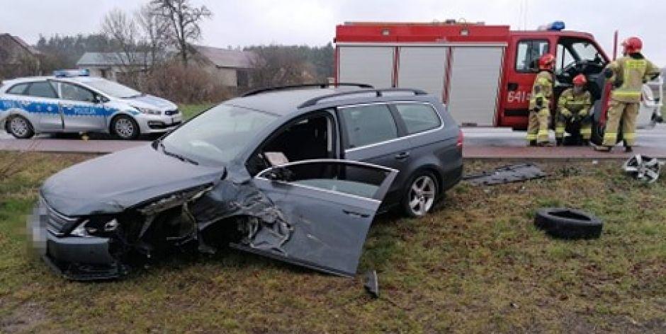 Zderzenie ciężarówki z osobówką na DK63. Kierowca passata prawdopodobnie zasnął w trakcie jazdy