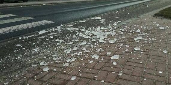Kawał lodu spadł z samochodu