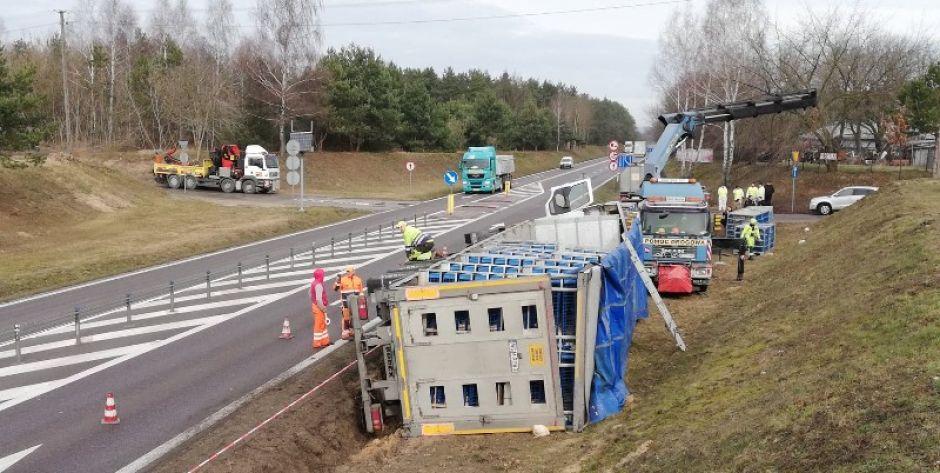 Przewróciła się ciężarówka przewożąca kurczaki