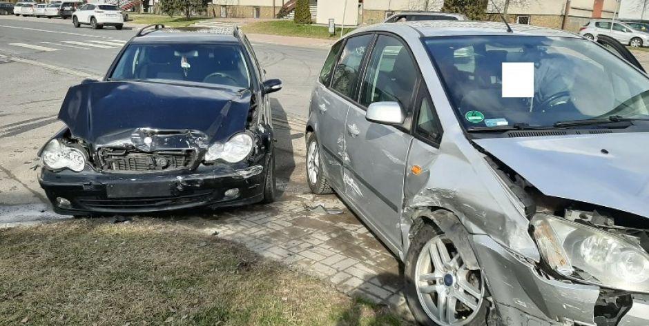 Zderzenie forda z mercedesem na ulicy Brzeskiej w Siedlcach