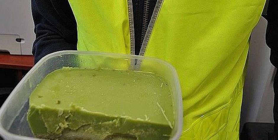 Zabezpieczono kilogram narkotyków i 15 kg krajanki tytoniowej. Ukryte były w ziemiance