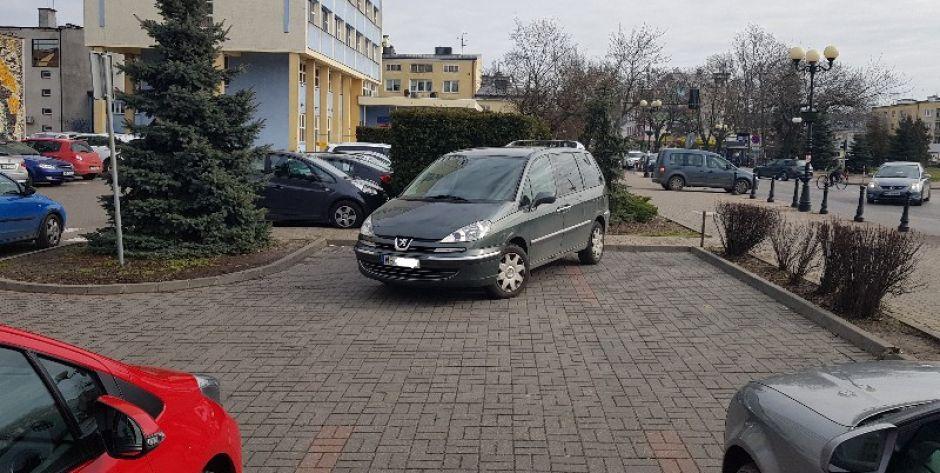 Kolejny bohater wymiata na parkingu