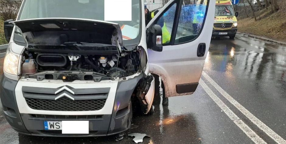 Zderzenie toyoty z busem w pobliżu wiaduktu garwolińskiego